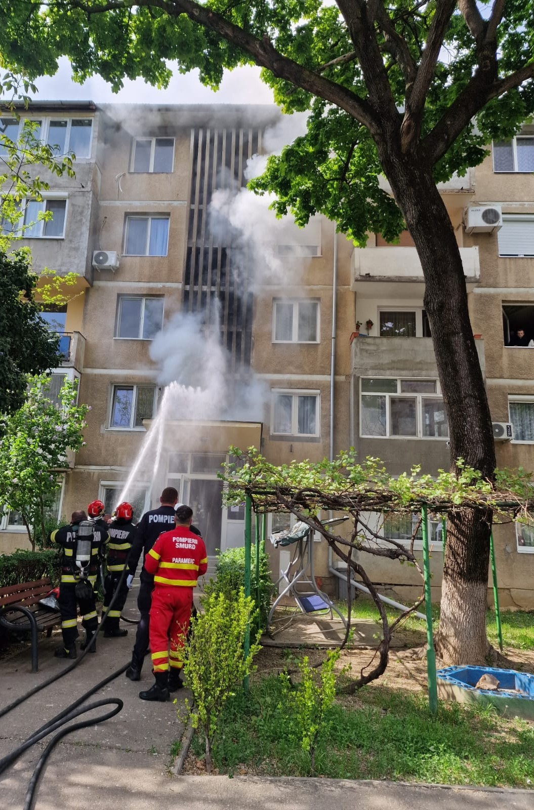 NEWS.ro: Incendiu într-un bloc din municipiul Oradea/ Mai mulţi locatari, evacuaţi