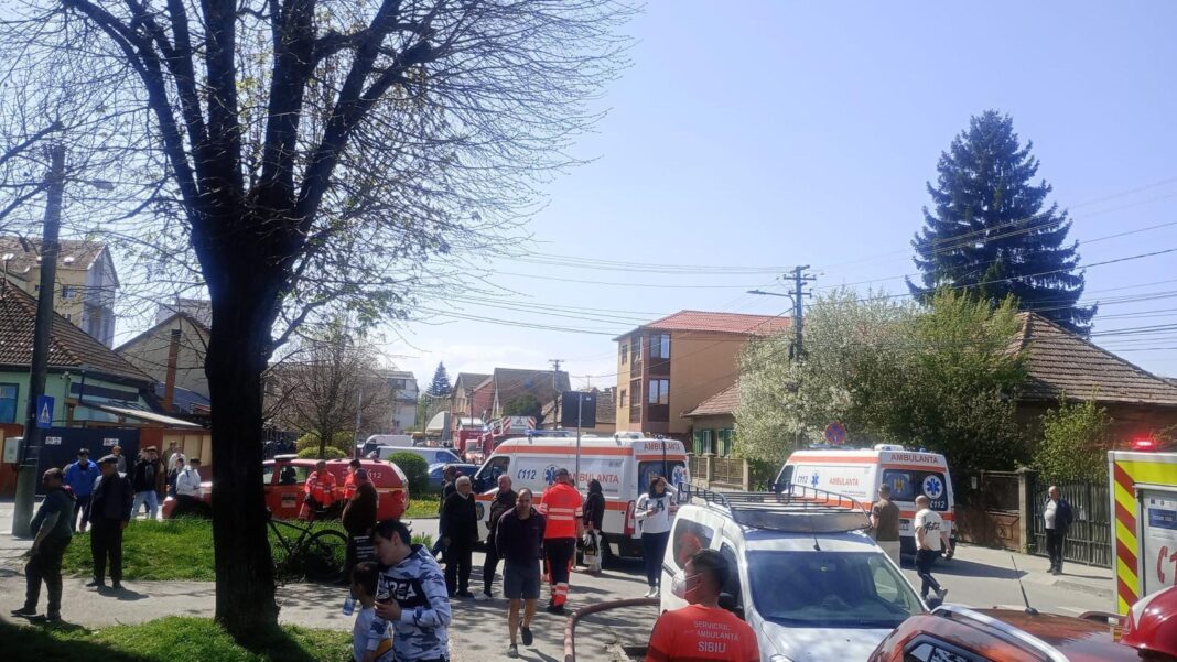 NEWS.ro: Incendiu într-un bloc din Sibiu/ Pompierii au intervenit de urgenţă/ Trei persoane au fost duse la spital, alte trei au suferit atacuri de panică/ 26 de locatari, evacuaţi - FOTO