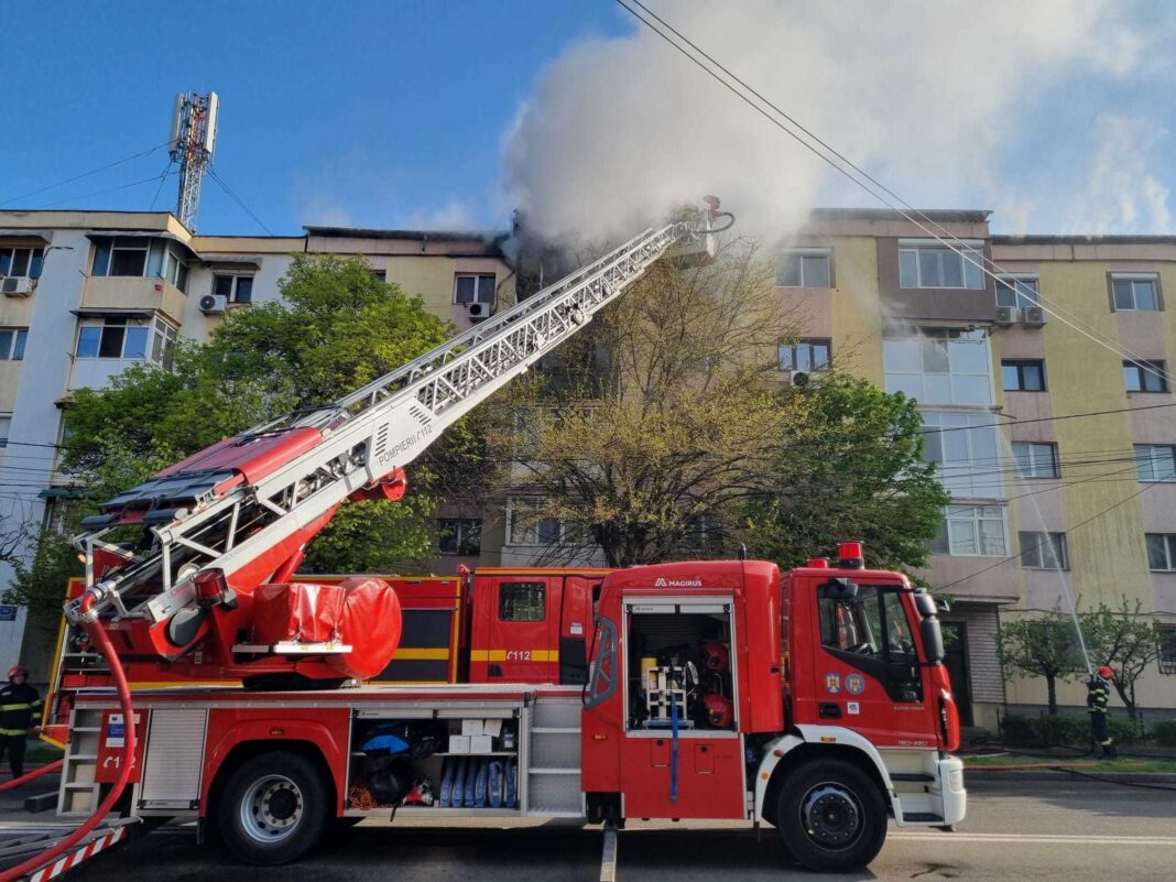 NEWS.ro: Incendiu puternic într-un apartament din Craiova / Intervin mai multe echipaje de pompieri
