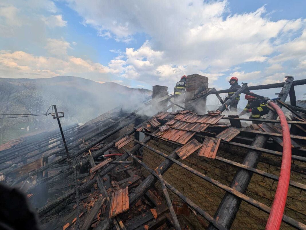 NEWS.ro: Incendiu puternic la o locuinţă din Nehoiu/ Proprietarul, în vârstă de 92 de ani, salvat în ultimul moment şi dus de urgenţă la spital