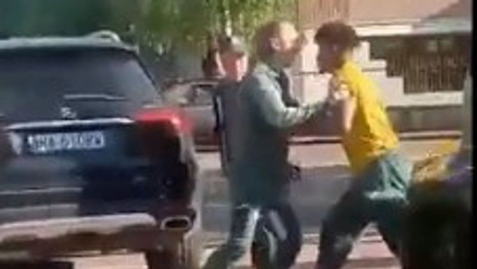 NEWS.ro: Înfrângerea doare. După eşecul cu AC Milan, jucătorul Gift Orban s-a bătut pe stradă cu un suporter al echipei Hellas Verona - VIDEO