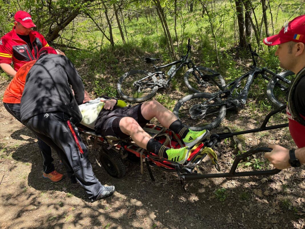 NEWS.ro: Intervenţie a salvamontiştilor din Maramureş pentru recuperarea unui ciclist rănit după ce a căzut, într-o zonă greu accesibilă din Baia Sprie