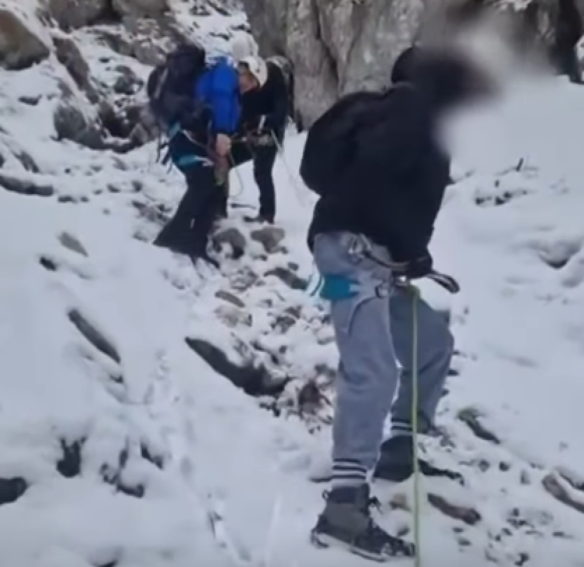 NEWS.ro: Intervenţie la limită a jandarmilor montani pentru salvarea a doi turişti neechipaţi şi nepregătiţi, care au rămas blocaţi într-o zonă cu zăpadă îngheţată şi instabilă din Piatra Craiului/ Ce le-au spus bărbaţii salvatorilor - VIDEO