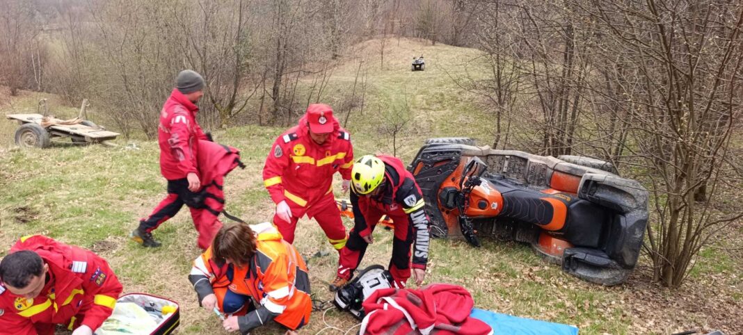 NEWS.ro: Intervenţie pentru salvarea unei persoane care s-a răsturnat cu ATV-ul într-o zonă greu accesibilă a Munţilor Şureanu