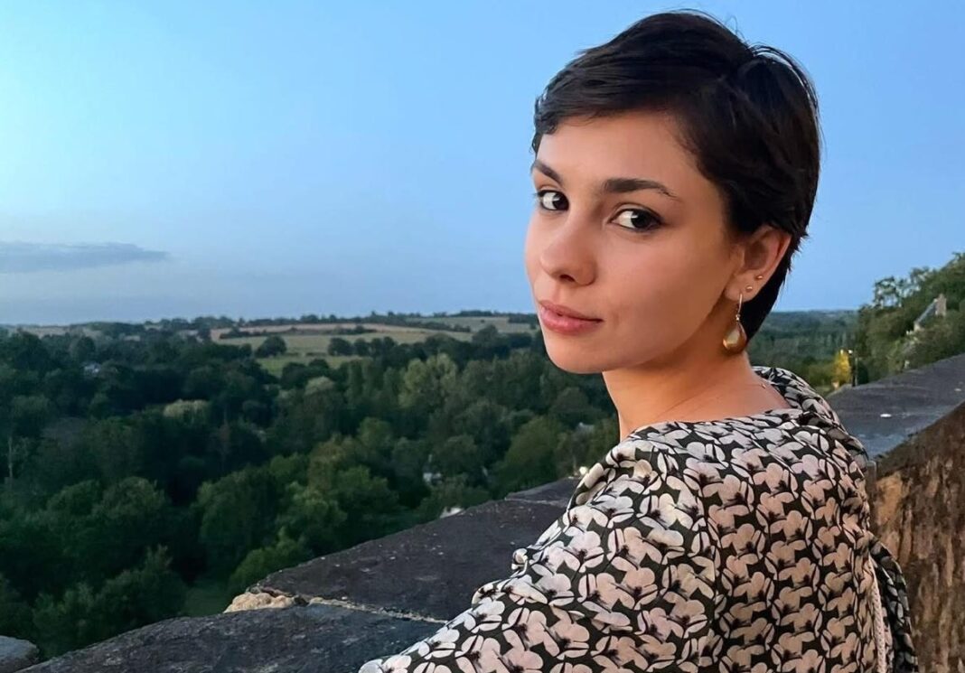 NEWS.ro: INTERVIU: Studentă admisă la Cambridge, despre educaţia din România: ”Societatea nu ar trebui să se bazeze niciodată pe faptul că elevii se vor auto-educa – e o pretenţie pe cât de neverosimilă, pe atât de nedreaptă