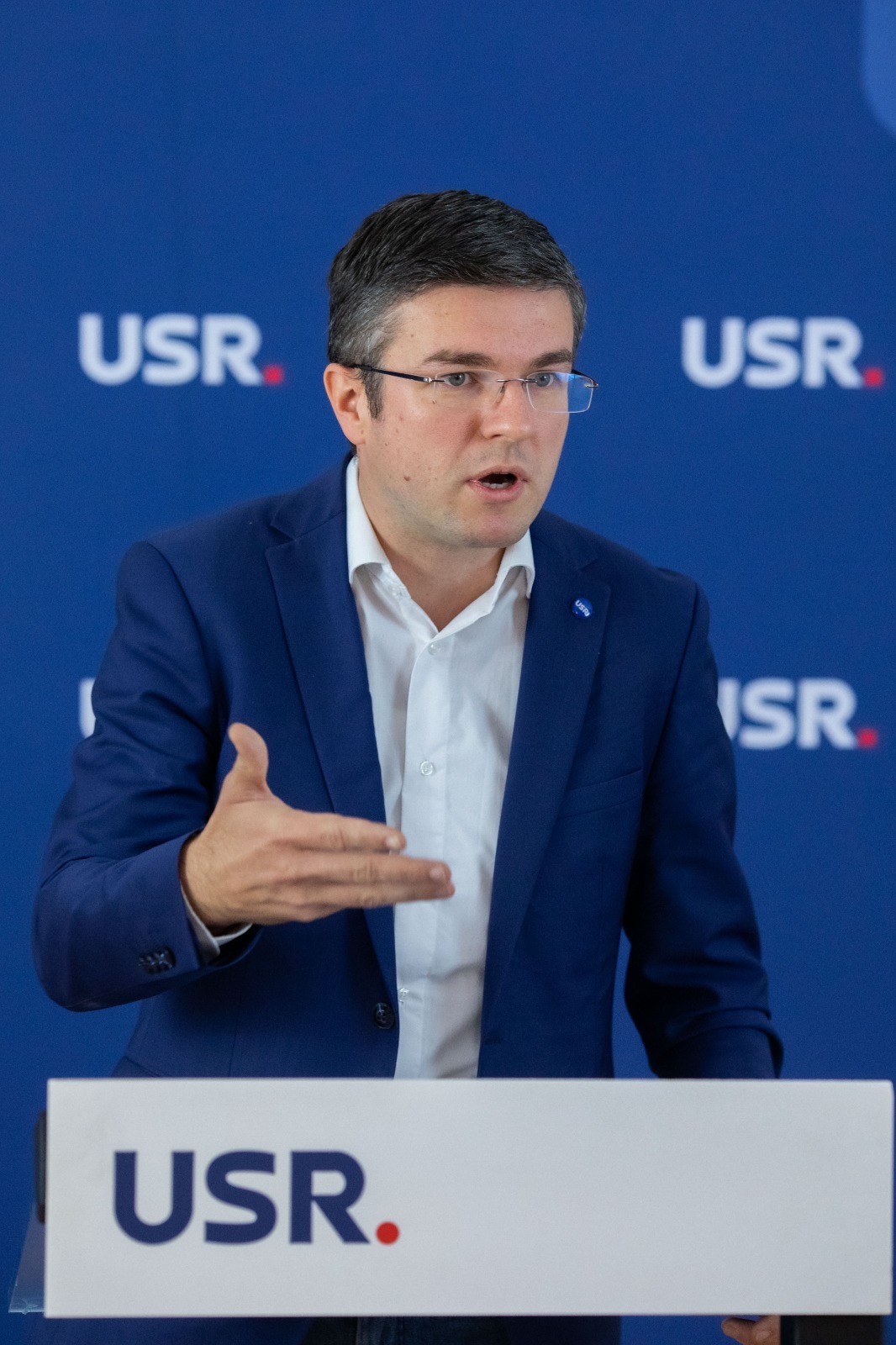 NEWS.ro: Irineu Darău (USR): În condiţiile astea de criză, de incertitudine, ameninţăm că aruncăm ţara în şi mai mult haos - nu înţeleg cui foloseşte / Nu cred că cineva din această coaliţie câştigă voturi din această instabilitate