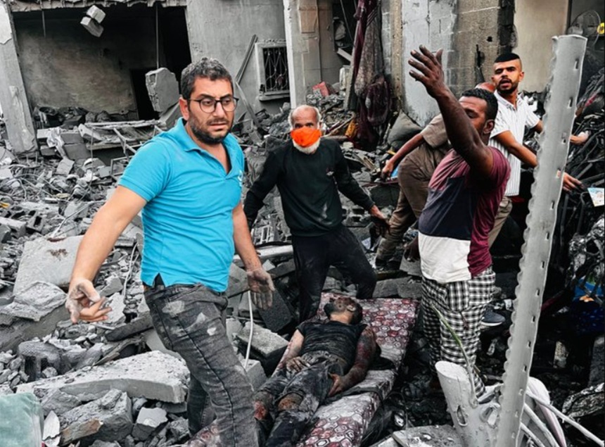 NEWS.ro: Israelul a ucis 13 persoane şi a rănit alte 35 la Tir, cu câteva minute înainte de intrarea în vigoare a armistiţiului, acuză un reprezentant al municipalităţii. Salvatori caută sub dărâmături ”15 dispăruţi”. Şase imobile locuite, distruse în atac