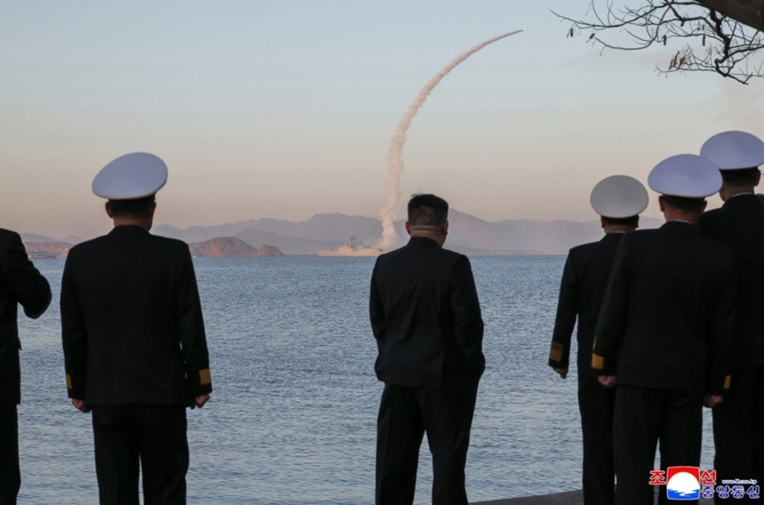 NEWS.ro: Kim Jong Un supervizează teste de rachete pe mare de la bordul unui distrugător de 5.000 de tone