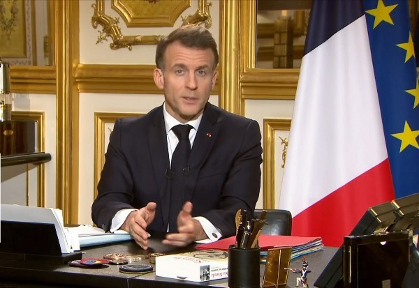 NEWS.ro: Macron va organiza o conferinţă telefonică cu lideri din UE pe tema interzicerii reţelelor sociale pentru minori
