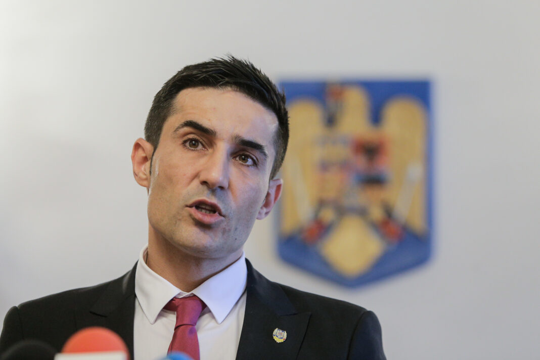 NEWS.ro: Manda: Se conturează ideea unei singure întrebari în cadrul consultării, despre a păstra sau a-i retrage sprijinul politic lui Bolojan / Primul gest de responsabilitate îl aşteptăm de la premier. Dacă nu pleacă, ne retragem miniştrii din guvern