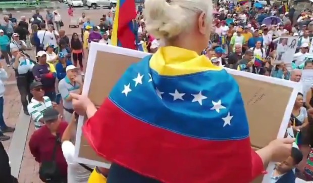 NEWS.ro: Manifestaţie în faţa Ambasadei Statelor Unite din Venezuela. Protestatarii au cerut organizarea de alegeri şi creşteri salariale