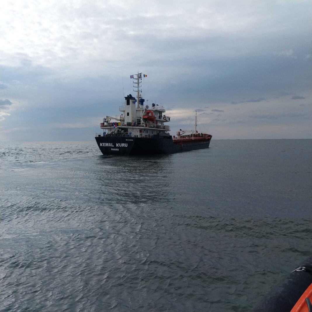 NEWS.ro: Marinar indian cu probleme medicale, preluat de un echipaj ARSVOM din rada exterioară a Portului Sulina şi adus la ţărm