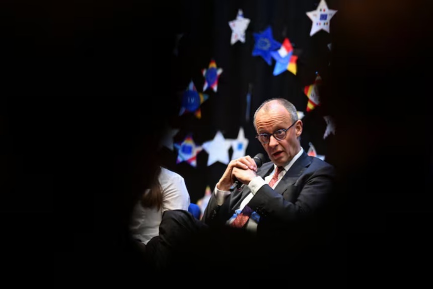 NEWS.ro: Merz sugerează Kievului, la un liceu în Germania, să accepte pierderi teritoriale într-un acord cu Rusia şi leagă aceste concesii de o aderare a Ucrainei la UE. ”Zelenski avea ideea să adere la UE la 1 ianuarie 2027. Nu funcţionează”