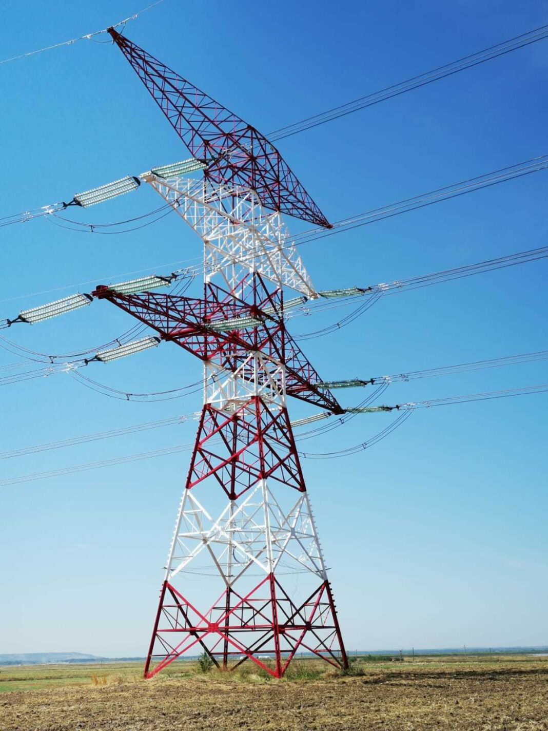 NEWS.ro: Mii de consumatori, fără energie electrică din cauza avariilor produse de vânt pe reţeaua de alimentare, în Neamţ şi Harghita