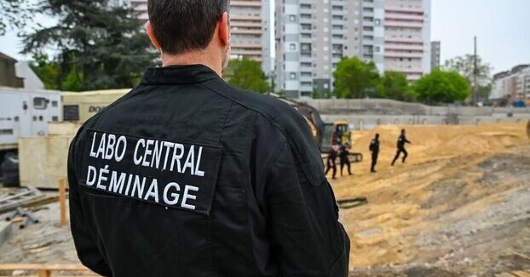 NEWS.ro: Mii de parizieni, evacuaţi pentru detonarea unei bombe din timpul celui de-al Doilea Război Mondial