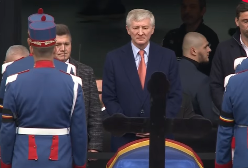 NEWS.ro: Miliardarul Rinat Ahmetov a ajuns la catafalcul lui Mircea Lucescu