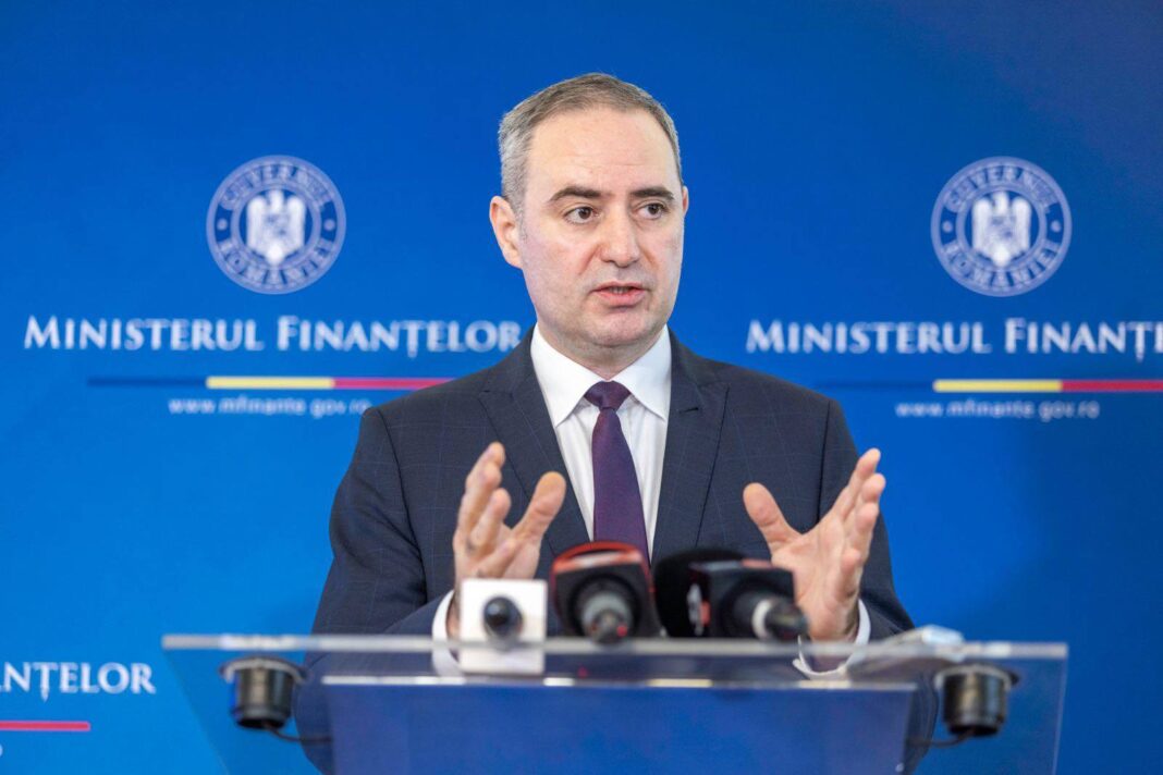 NEWS.ro: Ministrul Finanţelor anunţă deficit de 1% în primul trimestru din 2026: Am redus la jumătate deficitul faţă de aceeaşi perioadă a anului trecut / Instabilitatea politică şi schimbările abrupte de direcţie transmit un semnal negativ