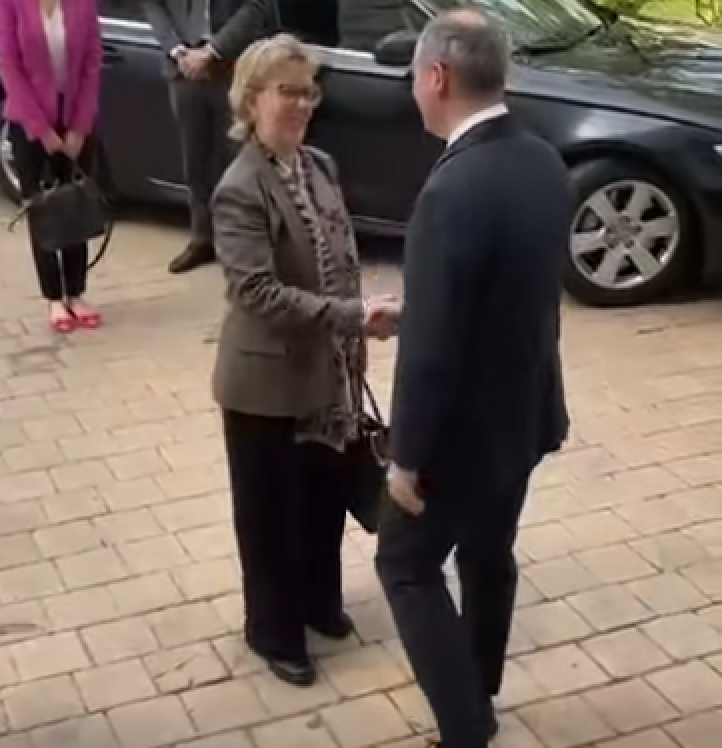 NEWS.ro: Ministrul Finanţelor, discuţii cu Comisarul european pentru servicii financiare despre dezvoltarea pieţei de capital din România/ Contul european de investiţii, un produs care să faciliteze accesul cetăţenilor la pieţele financiare