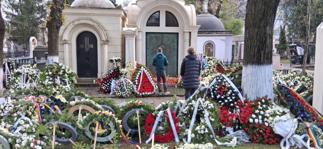 NEWS.ro: Mircea Lucescu, omagiat de Paşte, la două zile după funeralii. Oamenii au aprins lumânări la mormântul său – FOTO