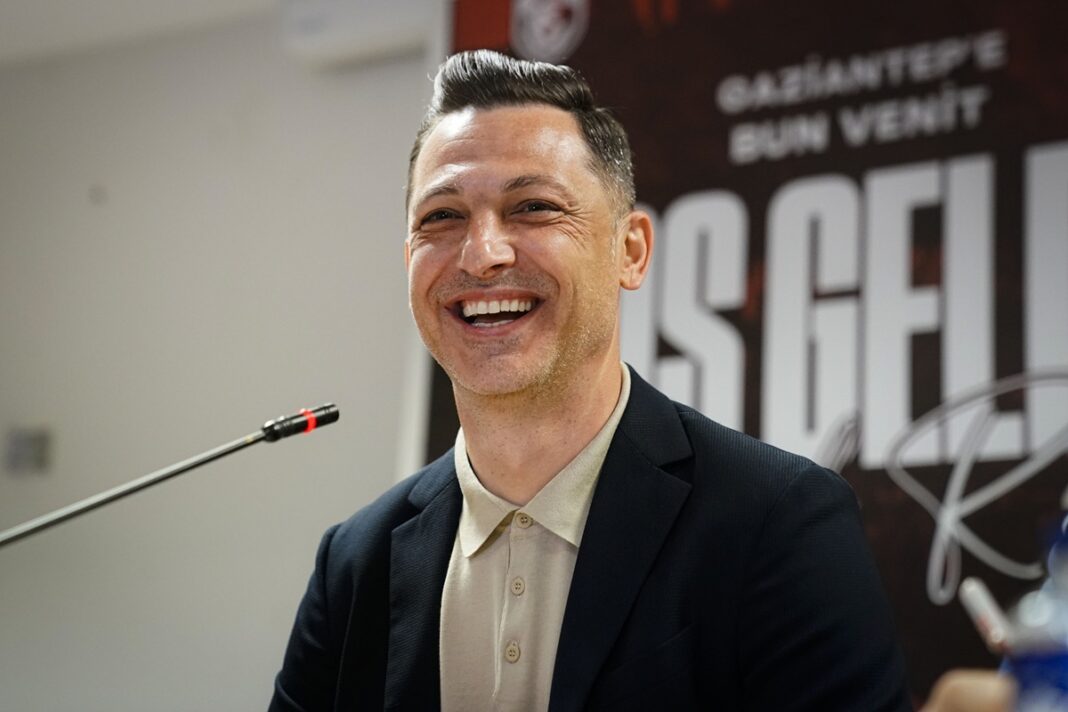 NEWS.ro: Mirel Rădoi, după ce a semnat cu Gaziantep: Am primit oferte din diferite ţări, dar am ales Turcia. Succesele unor nume precum Mircea Lucescu şi Gheorghe Hagi sunt o sursă de inspiraţie pentru mine