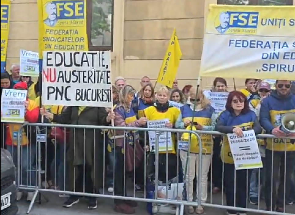 NEWS.ro: Miting de protest al sindicaliştilor la Ministerul Educaţiei / Ei cer revocarea circularei privind reducerea cheltuielilor de personal în anul 2026/ Ministrul a venit în mijlocul lor pentru a dialoga: E un mod de a detensiona lucrurile şi a găsi soluţii
