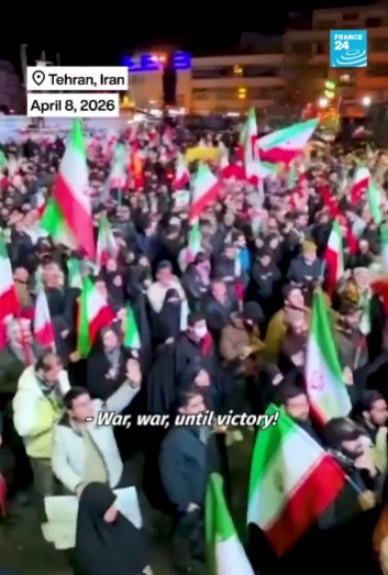 NEWS.ro: „Moarte Americii, moarte Israelului”. Mulţimea din Teheran a sărbătorit armistiţiul în stradă, arzând steaguri americane şi israeliene - VIDEO