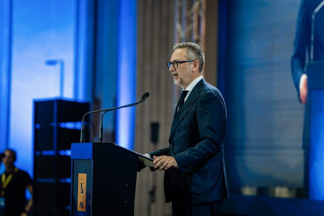 NEWS.ro: Motreanu (PNL), către PSD: Când dai jos un guvern, înseamnă că eşti pregătit să preiei responsabilitatea, nu să arunci ţara într-o criză / Dacă aveţi o majoritate, atunci aveţi şi obligaţia să veniţi cu soluţii, nu doar cu acuzaţii