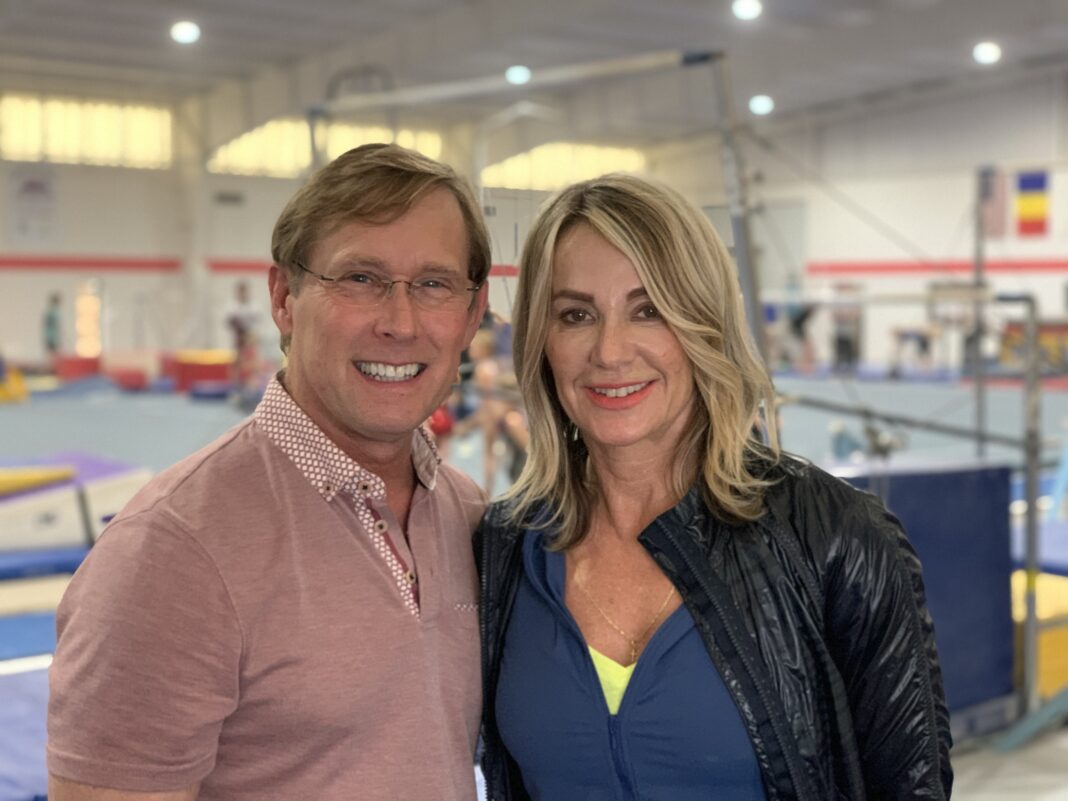 NEWS.ro: Nadia Comăneci, 30 de ani de la căsătoria cu Bart Conner. Cei doi se află la turneul de tenis de la Madrid şi marea gimnastă a dansat pe Mambo No. 5 - VIDEO