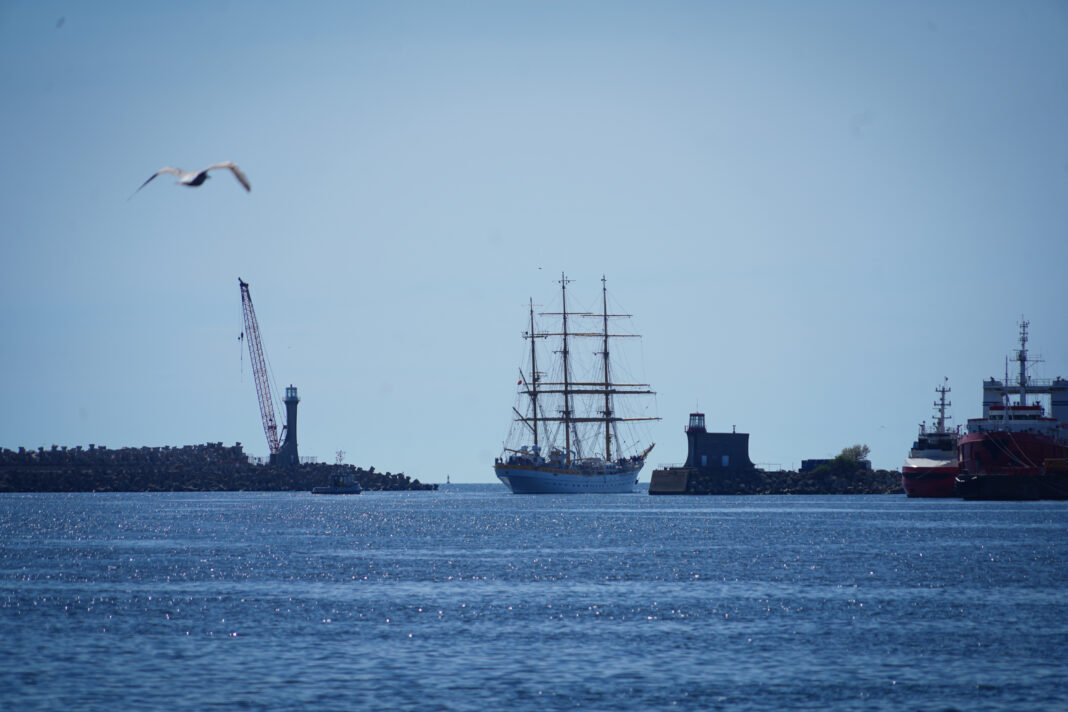 NEWS.ro: Nava-şcoală ”Mircea” a plecat din Portul Militar Constanţa în marşul internaţional de instrucţie/ Velierul urmează să ajungă la New York pentru a marca Freedom250, cea de-a 250-a aniversare a Statelor Unite - FOTO