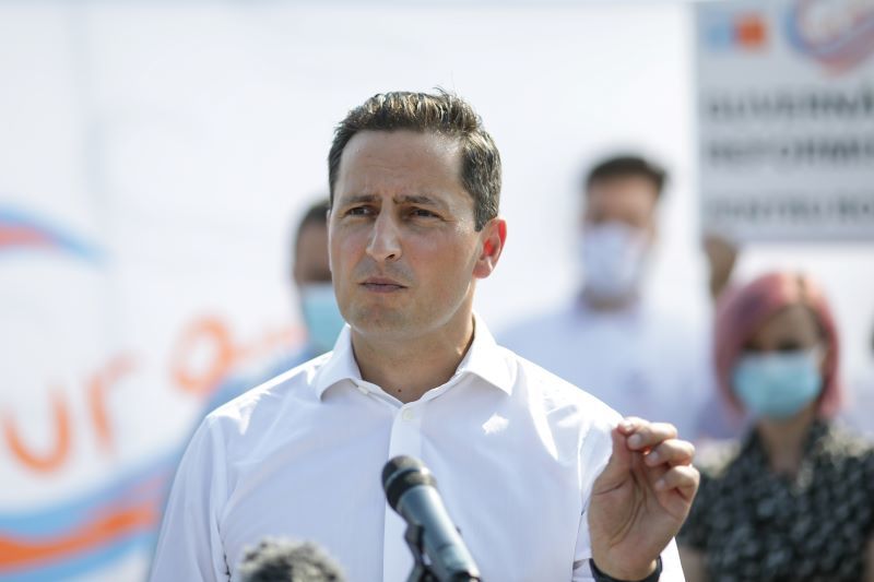 NEWS.ro: Nicu Ştefănuţă: Ţara are 5 mari crize, la care oamenii aşteaptă răspuns / Ţara are o mie de probleme. Fuga de guvernare nu este una din ele