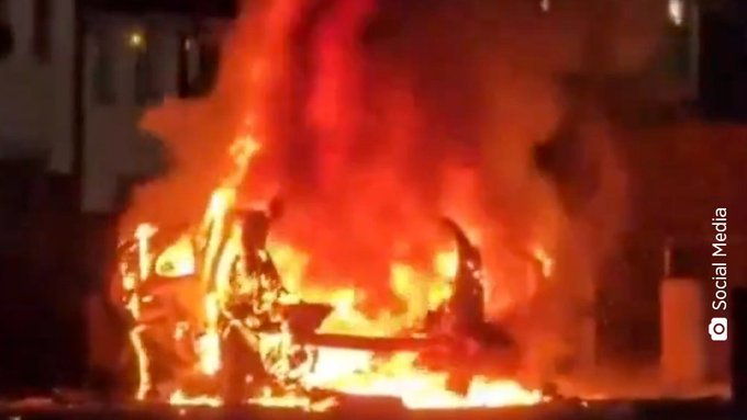 NEWS.ro: O maşină a explodat în faţa unei secţii de poliţie din Irlanda de Nord - VIDEO