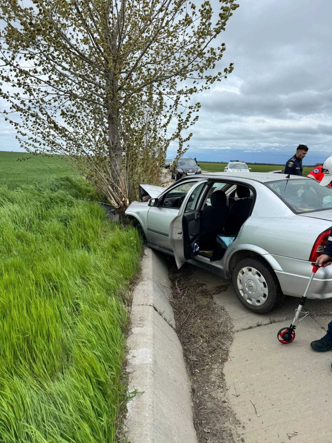 NEWS.ro: O maşină a intrat într-un copac, pe un drum judeţean din Buzău - O femeie de 83 de ani şi-a pierdut viaţa, iar două persoane au fost rănite - FOTO