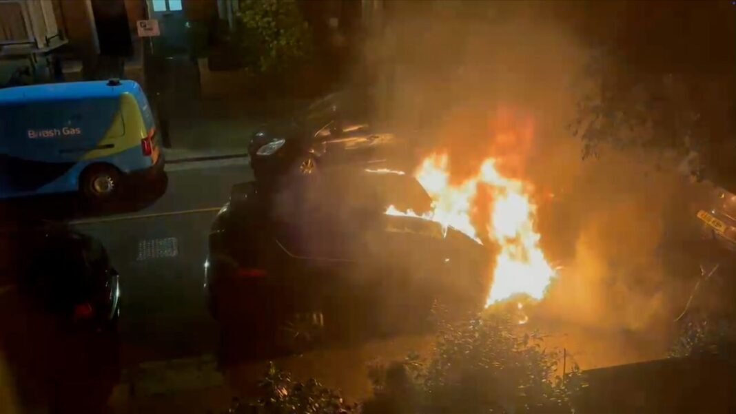 NEWS.ro: O persoană misterioasă a plătit mai mulţi tineri, între care un cetăţean român, ca să comită incendii criminale la obiective ce aveau legătură cu premierul britanic Keir Starmer. „El Money” comunica în rusă