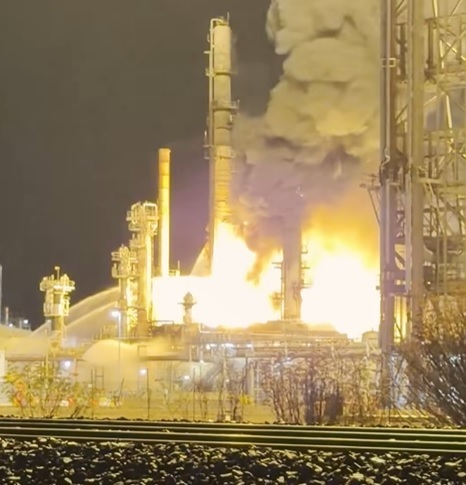 NEWS.ro: O rafinărie importantă a luat foc în Australia - VIDEO