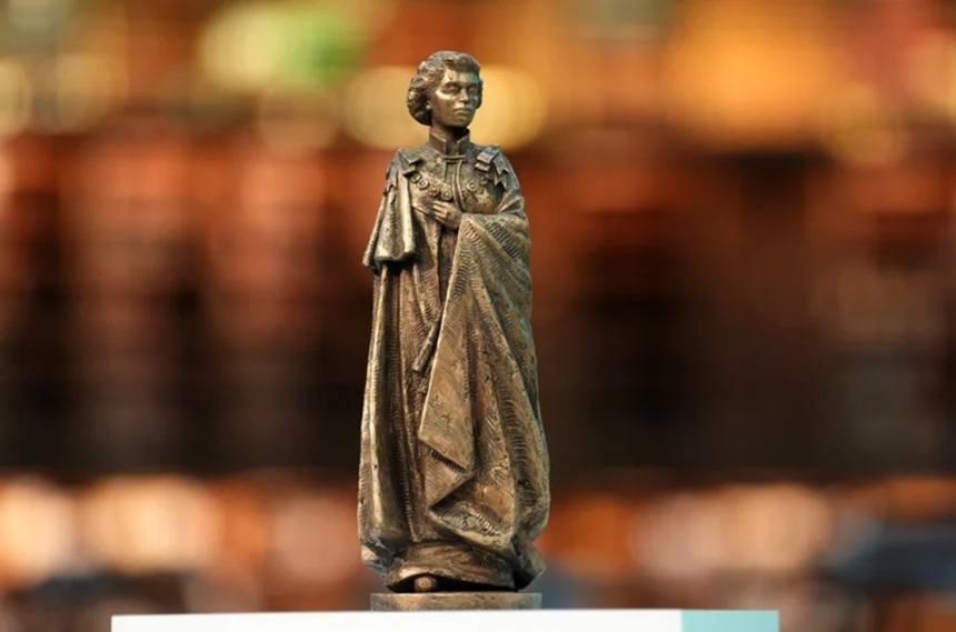 NEWS.ro: O statuie de bronz de şapte metri a lui Elizabeth a II-a, ”în picioare, singură, magnifică şi emblematică”, urmează să fie ridicată la Londra, într-un memorial care urmează să fie finalizat până în 2028, cu ocazia împlinii unui secol de la naşterea fostei