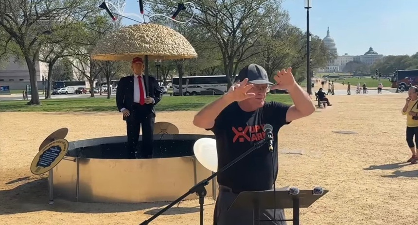 NEWS.ro: O statuie îl ironizează pe Trump şi ”Domul de Aur” al miliardarului, pe National Mall, la Washington