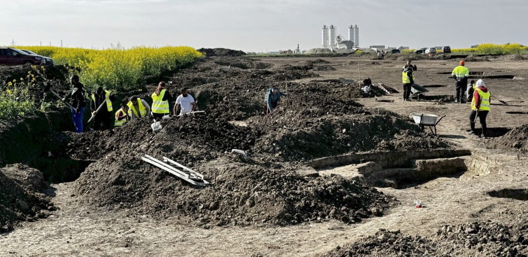 NEWS.ro: O vatră de foc amenajată sub podea şi fragmente de ceramică din perioada romană, printre descoperirile arheologice de pe traseul Centurii de Vest Timişoara - FOTO