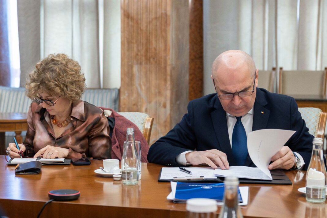 NEWS.ro: Oana Gheorghiu: De ce deranjează listarea Fiindcă o companie listată nu mai poate fi controlată discreţionar. Voi continua, alături de premier, mandatul de a face curăţenie în companiile de stat. Nu voi accepta în nicio clipă şantajul şi populismul PSD