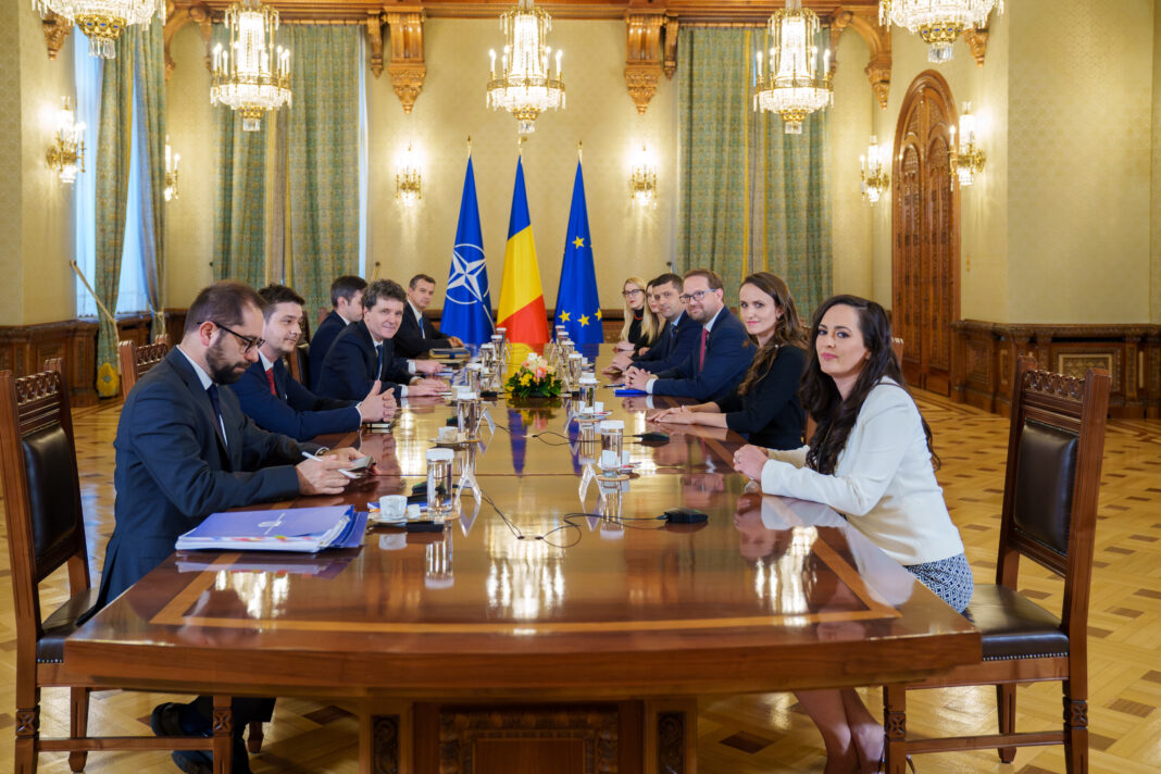 NEWS.ro: Oana Ţoiu: Dacă unul din partidele de coaliţie se decide să renunţe la propriile angajamente, asta îi priveşte şi tot la ei este responsabilitatea de a veni înapoi într-un mediu constructiv în care putem găsi soluţii pentru România