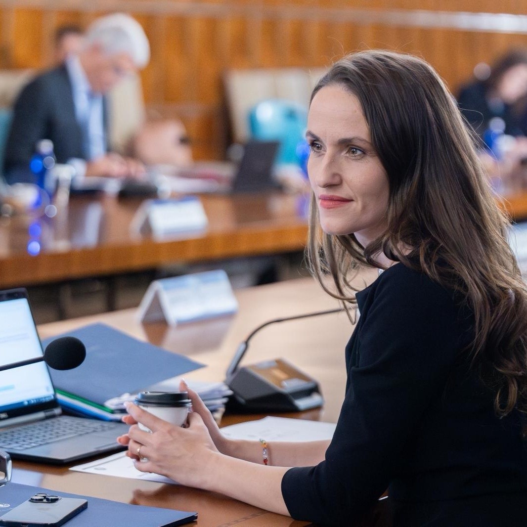 NEWS.ro: Oana Ţoiu: Declasificăm peste 5.000 de dosare diplomatice din primii ani de tranziţie din arhivele MAE / Românii au dreptul să ştie cu adevărat istoria - alegerile din mai 1990, mineriadele, vizita Regelui Mihai, corespondenţa cu URSS