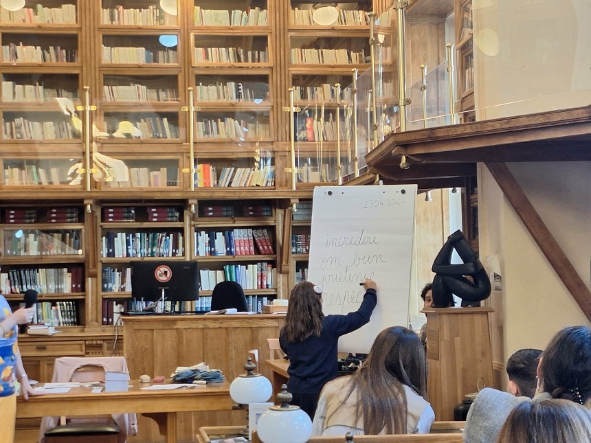 NEWS.ro: Ora de Caligrafie, de Ziua Cărţii, exerciţiu de memorie şi motivare - Scriitoarea Ioana Nicolaie i-a îndemnat pe copii să scrie de mână: 