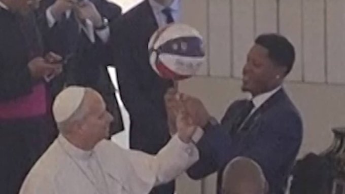 NEWS.ro: Papa Leon al XIV-lea a primit o lecţie de baschet de la echipa Harlem Globetrotters, la Vatican - VIDEO