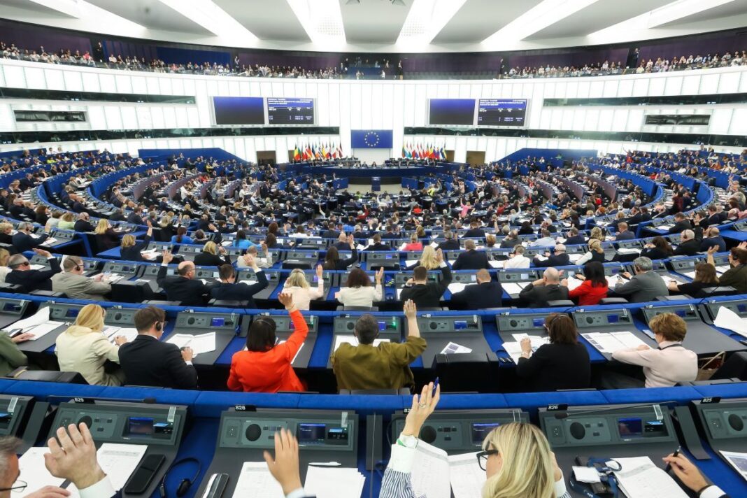 NEWS.ro: Parlamentul European cere măsuri mai ferme împotriva hărţuirii cibernetice în UE / Unul din şase adolescenţi raportează că este victimă a hărţuirii cibernetice