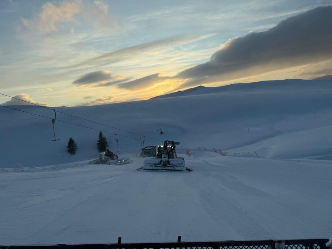 NEWS.ro: Pârtiile din Sinaia sunt în continuare amenajate şi deschise