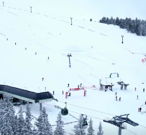 NEWS.ro: Paşte pe schiuri sau pe snowboard la Sinaia şi Voineasa - VIDEO