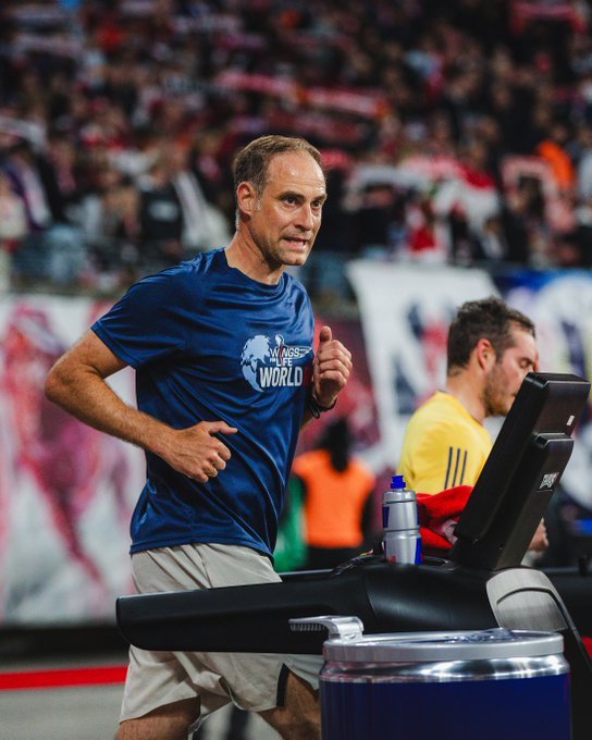 NEWS.ro: Patronul Red Bull a alergat 21 km pe o bandă de alergare în timpul meciului dintre Leipzig şi Union Berlin în scop caritabil - VIDEO