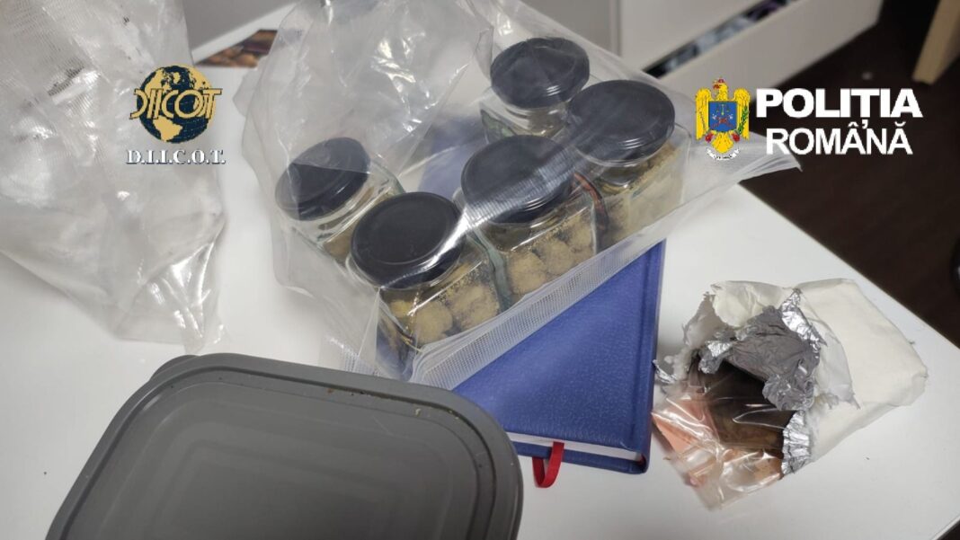 NEWS.ro: Percheziţii la o grupare care vindea elevilor şi studenţilor dispozitive de vapat cu canabis, ciuperci şi jeleuri halucinogene / Parte din droguri, aduse în colete din străinătate / Culturi de canabis înfiinţate în mai multe localităţi