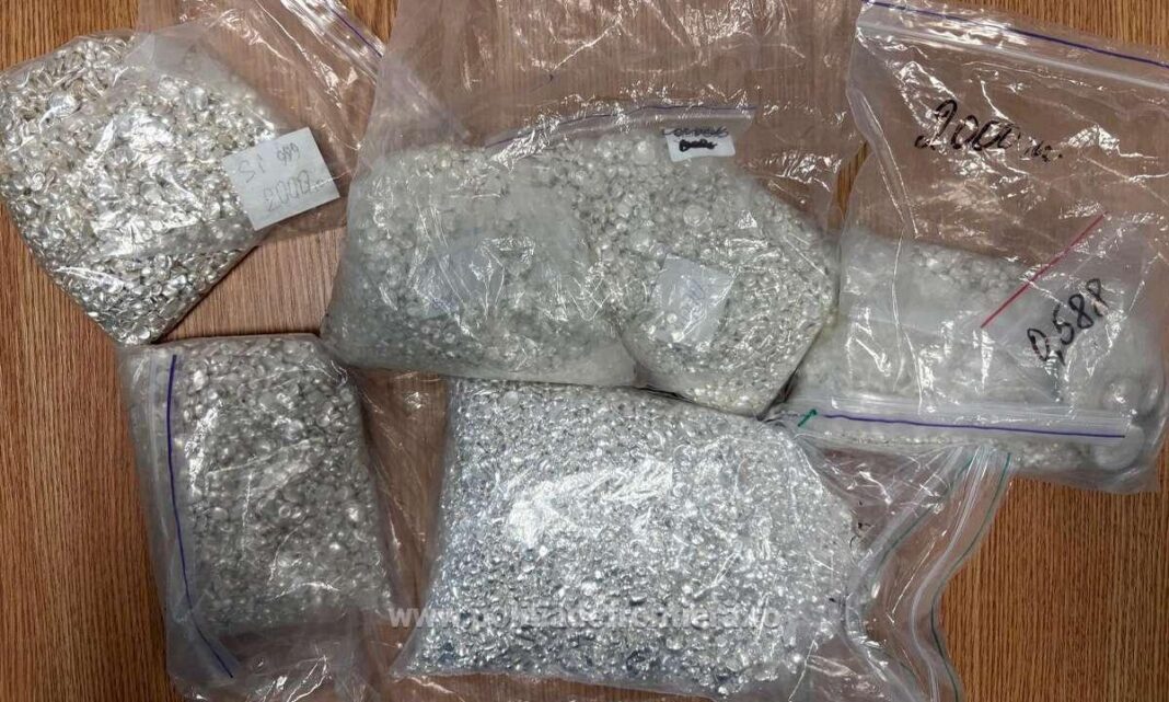 NEWS.ro: Peste 15 kilograme de argint, sub formă de granule, descoperite în maşina unui cetăţean ucrainean, la punctul de trece la frontierei Halmeu - FOTO