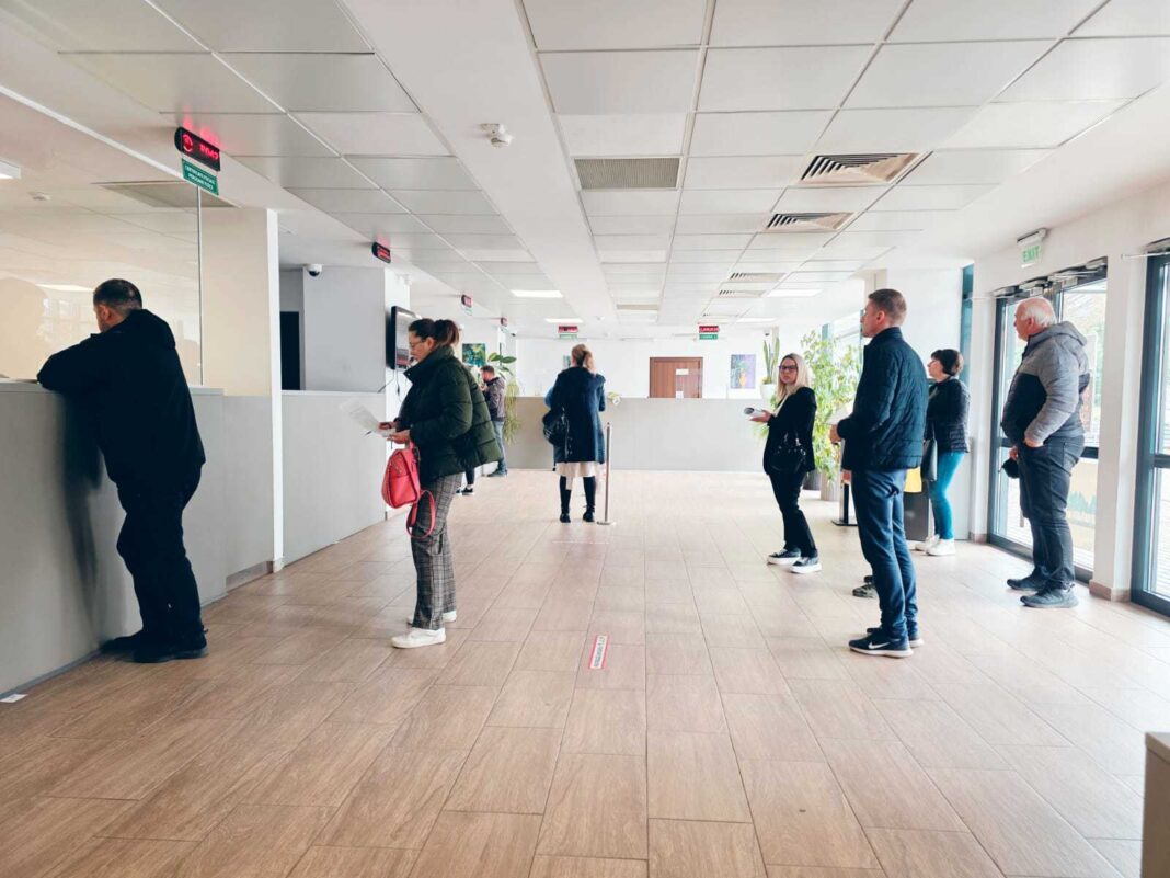 NEWS.ro: Peste 70% dintre locuitorii municipiului Râmnicu Vâlcea şi-au achitat integral impozitele înainte de 1 aprilie. Valoarea bonificaţiilor primite de aceştia despăşeşte 3,7 milioane de lei