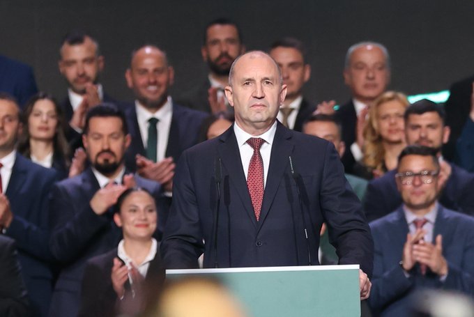 NEWS.ro: Pilotul de vânătoare Rumen Radev (fostul preşedinte) speră să scoată Bulgaria din impasul politic la alegerile de duminică. El promite să lupte cu oligarhii şi mafia din ţară, dar poziţiile sale pro-Kremlin în privinţa Ucrainei stârnesc îngrijorare
